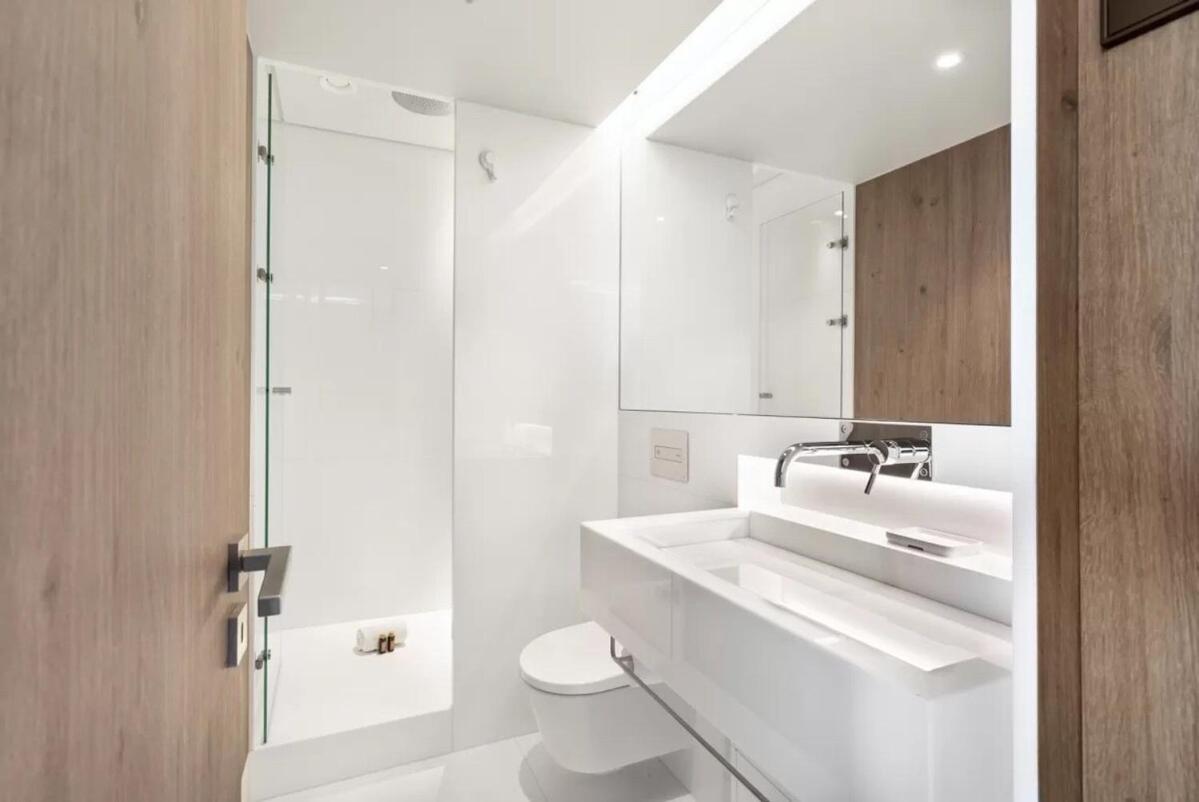 Amazing Central Studio With Balcony & Gym 1 Apartment